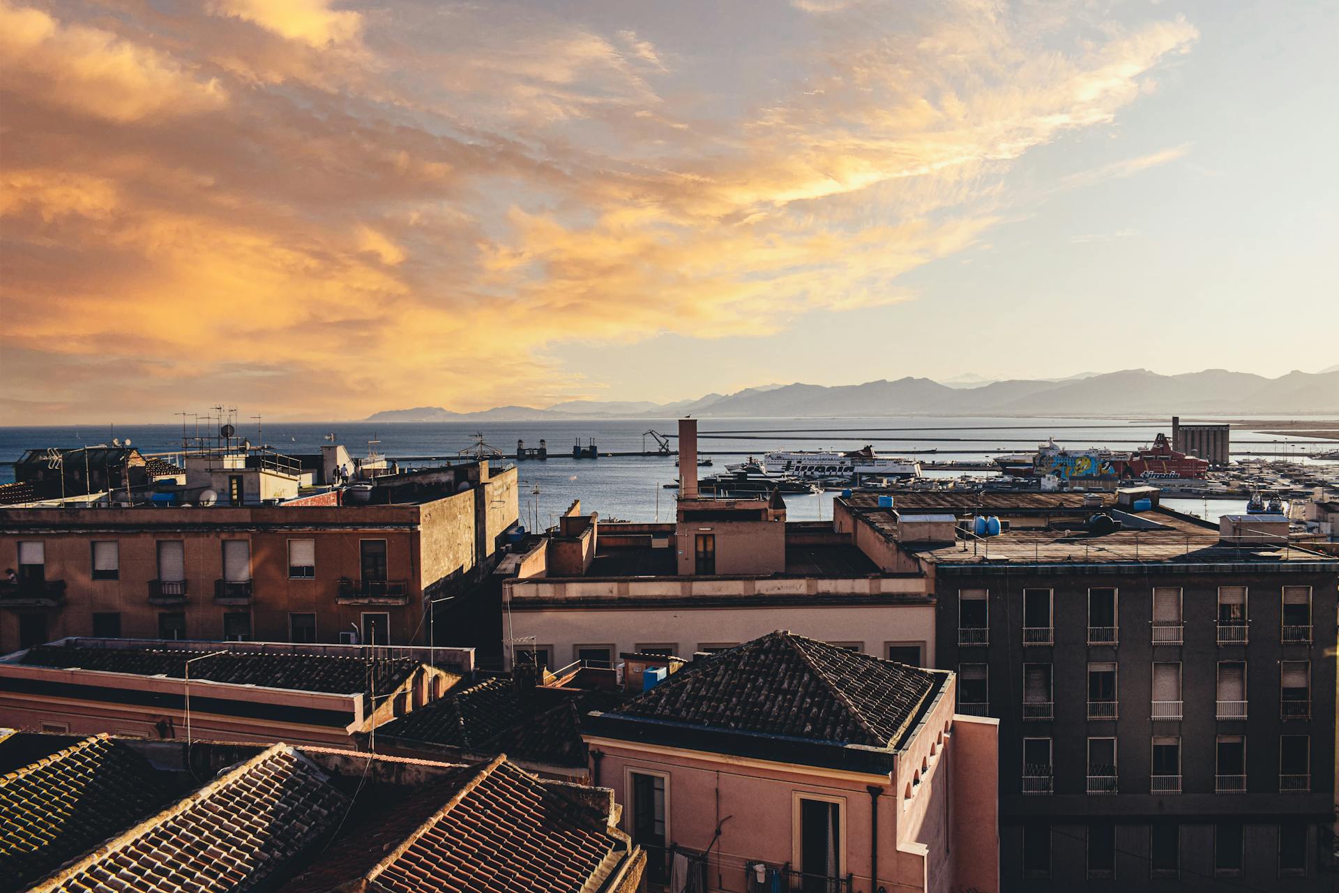 Cagliari al tramonto con la baia sul Mediterraneo