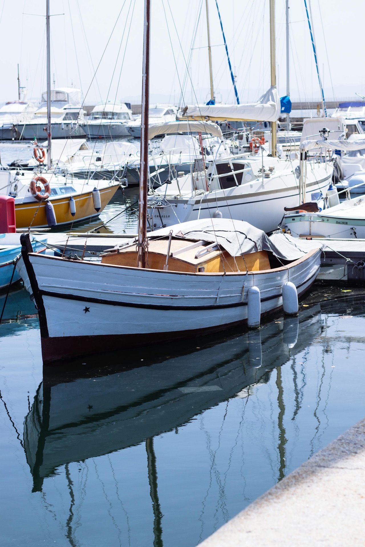 Porto di Marina Piccola con barche a vela