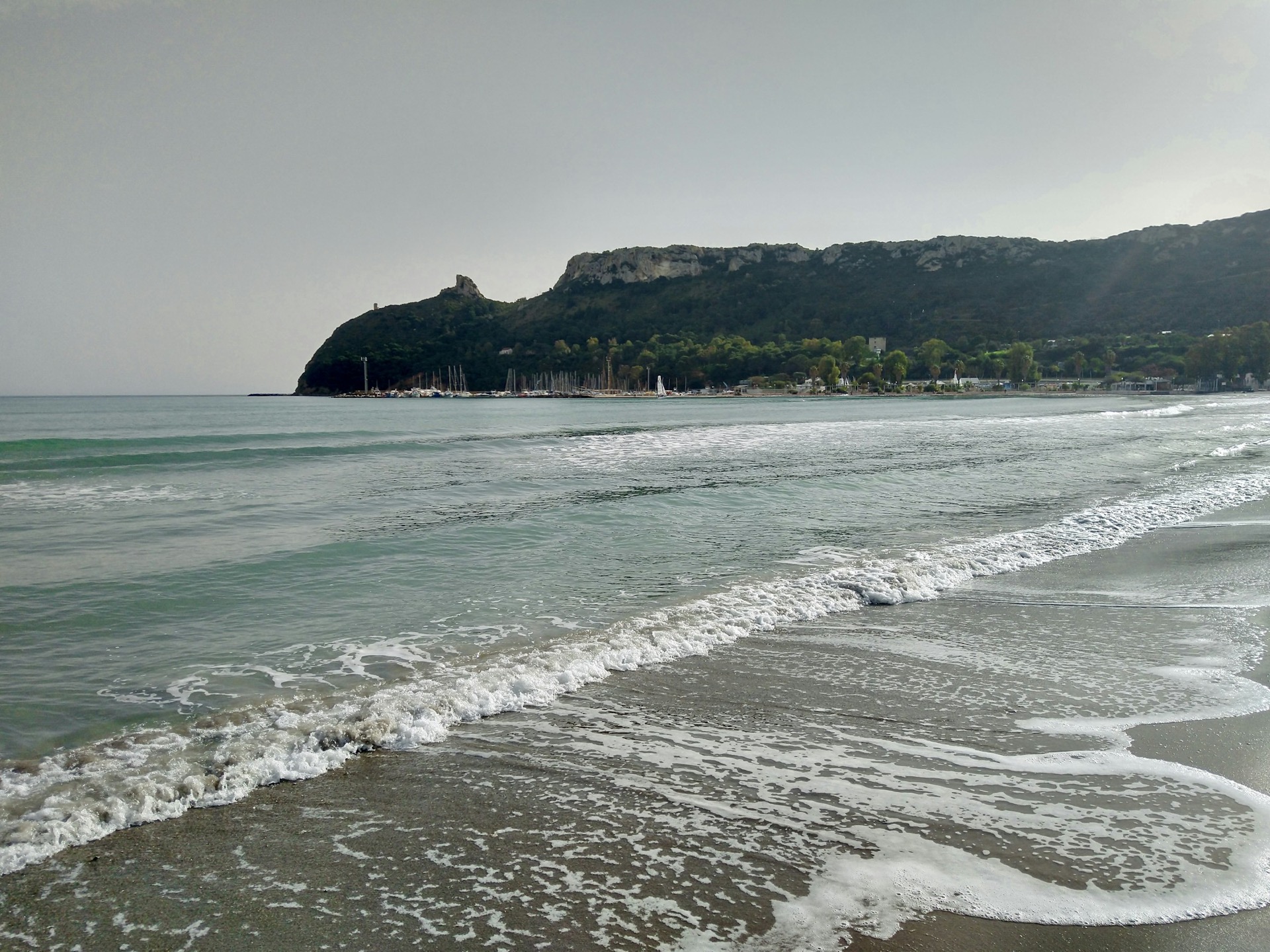 Spiaggia del Poetto con sabbia chiara e acqua turchese