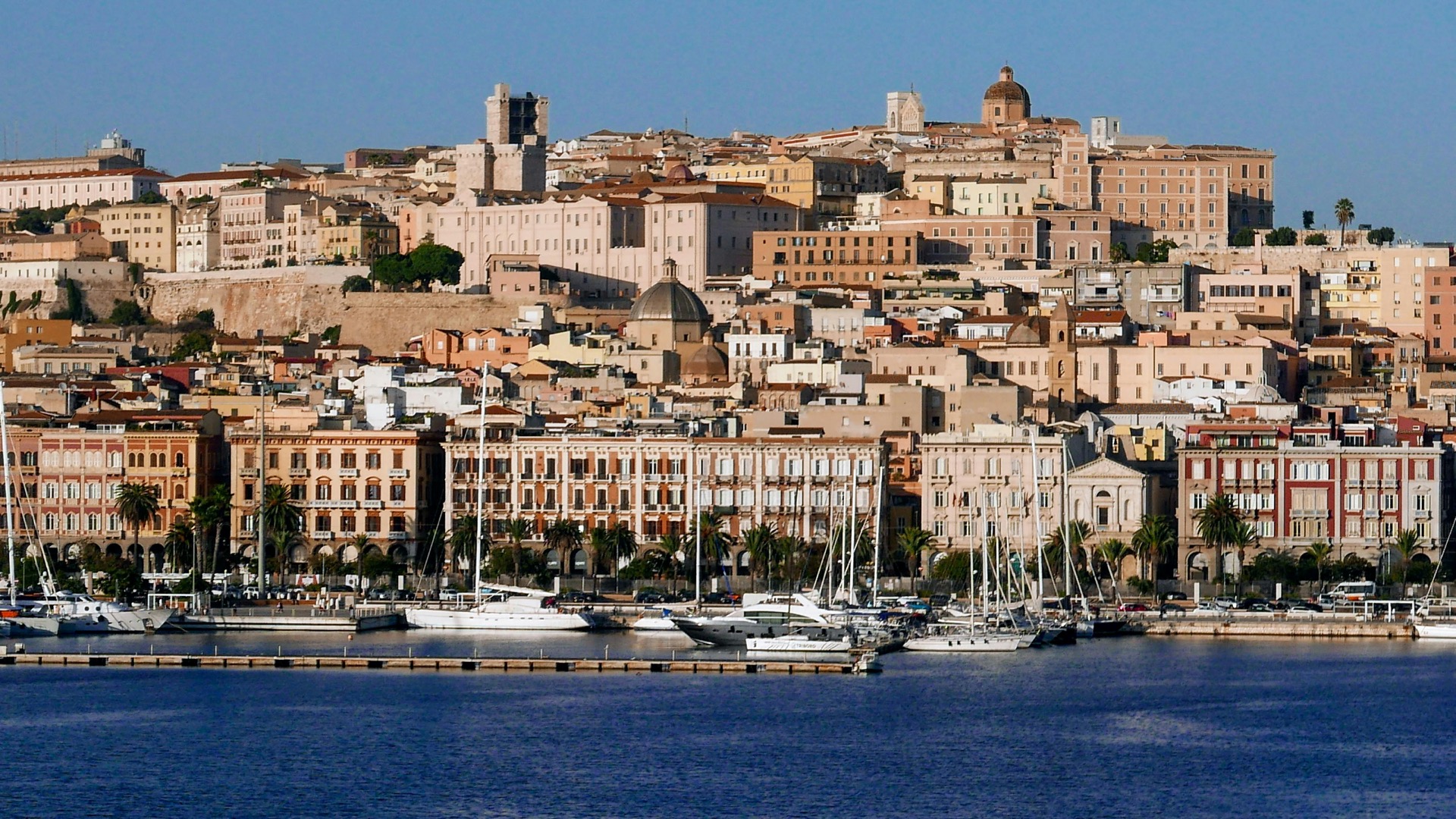 Lungomare di Via Roma a Cagliari con palazzi storici e vista sul porto